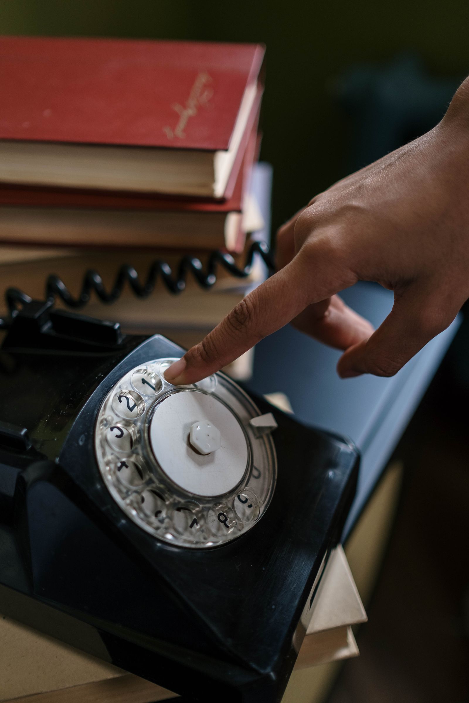 Operador de telemarketing atendendo chamada com fone de ouvido
