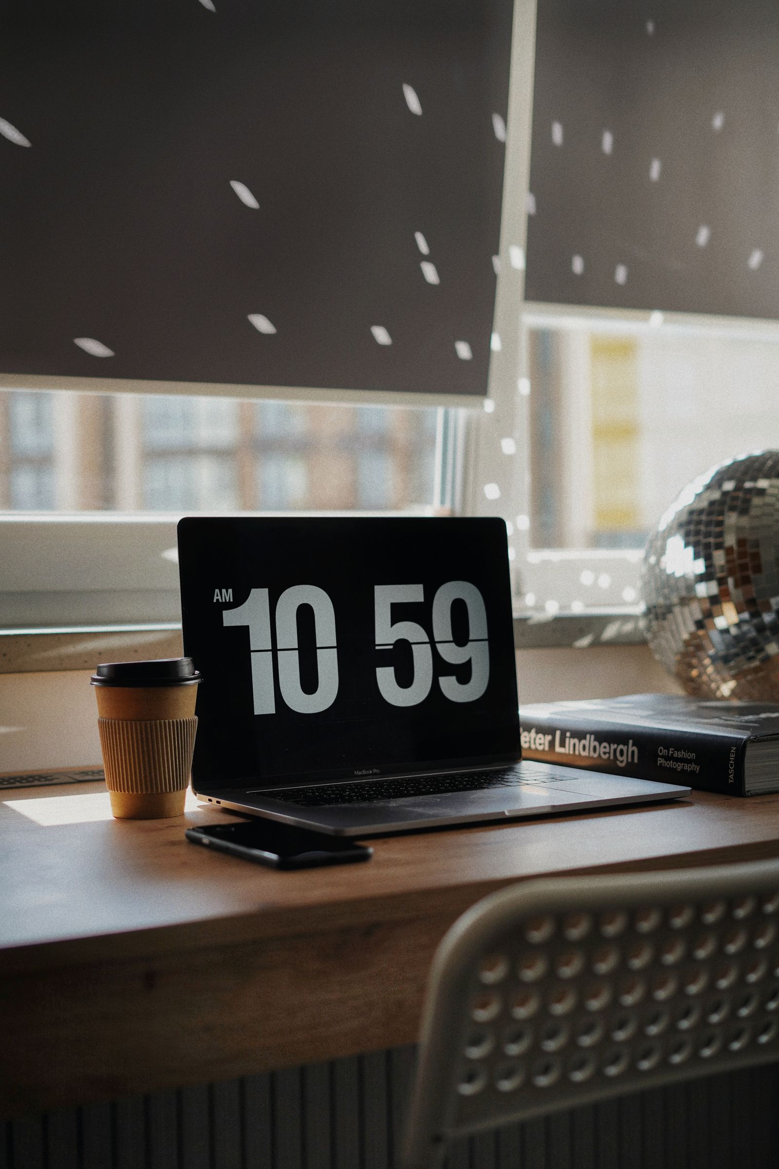 Mesa de home office com laptop e café