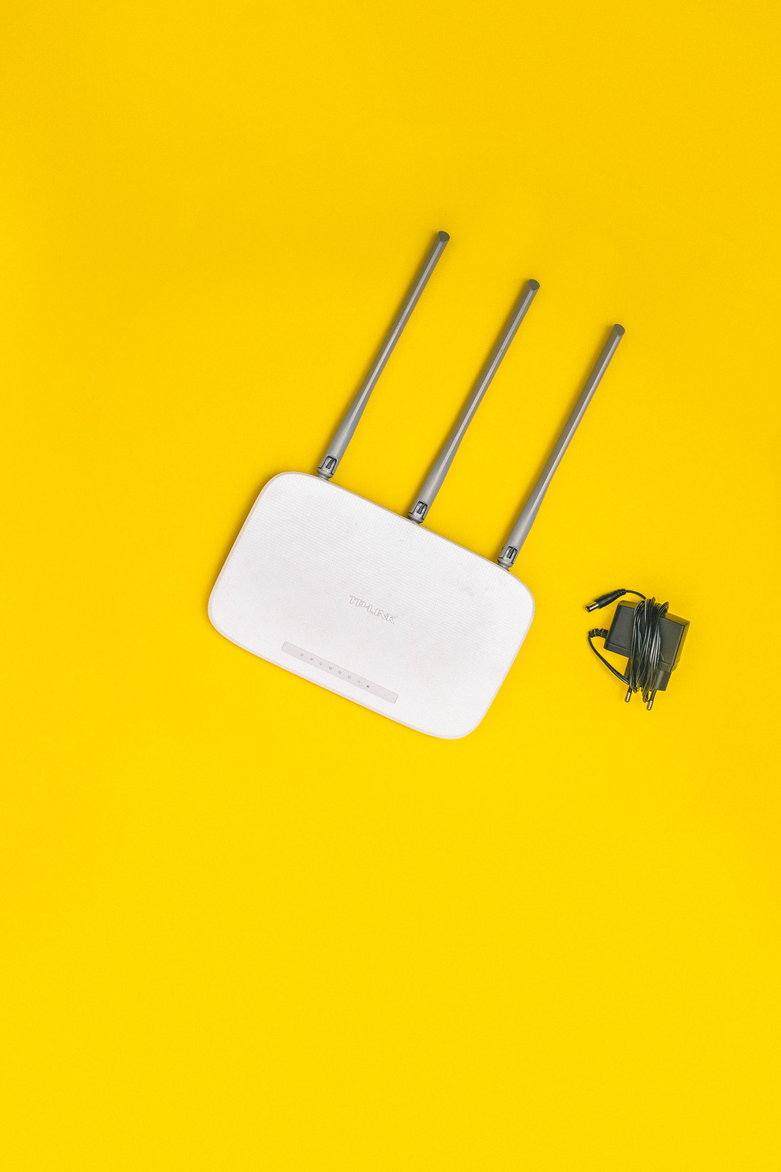 Roteador Wi-Fi e equipamentos de rede sobre mesa de trabalho